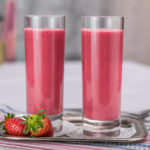 Červené smoothie z mandlového mléka