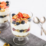 Vrstvený cheesecake pohár s ovocem a ořechy