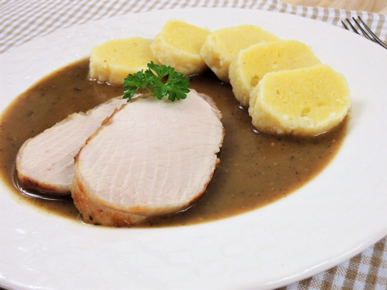 Pomalu dušené vepřové karé s houbovou omáčkou