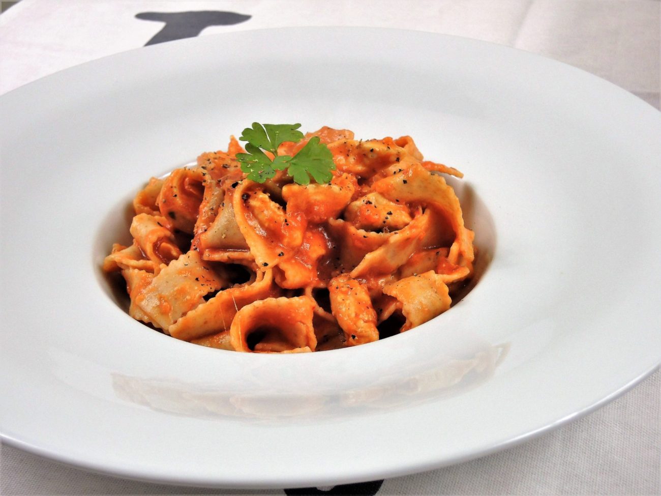 Pappardelle s kuřecím masem a tomatovou omáčkou