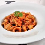 Pappardelle s kuřecím masem a tomatovou omáčkou