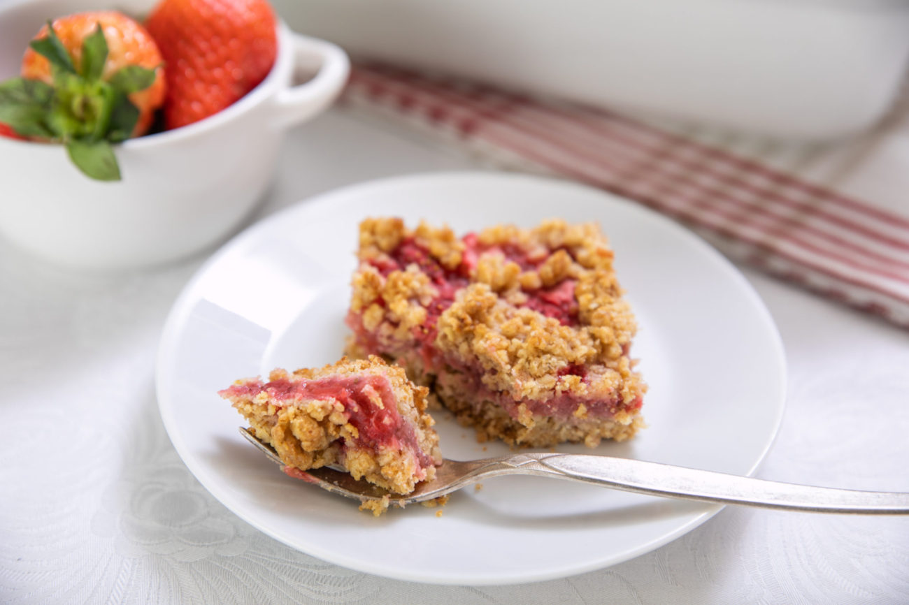 Jahodové crumble řezy