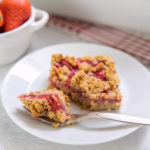 Jahodové crumble řezy