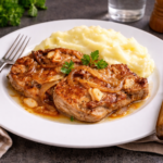 Kotlety zapečené s cibulí a smetanou