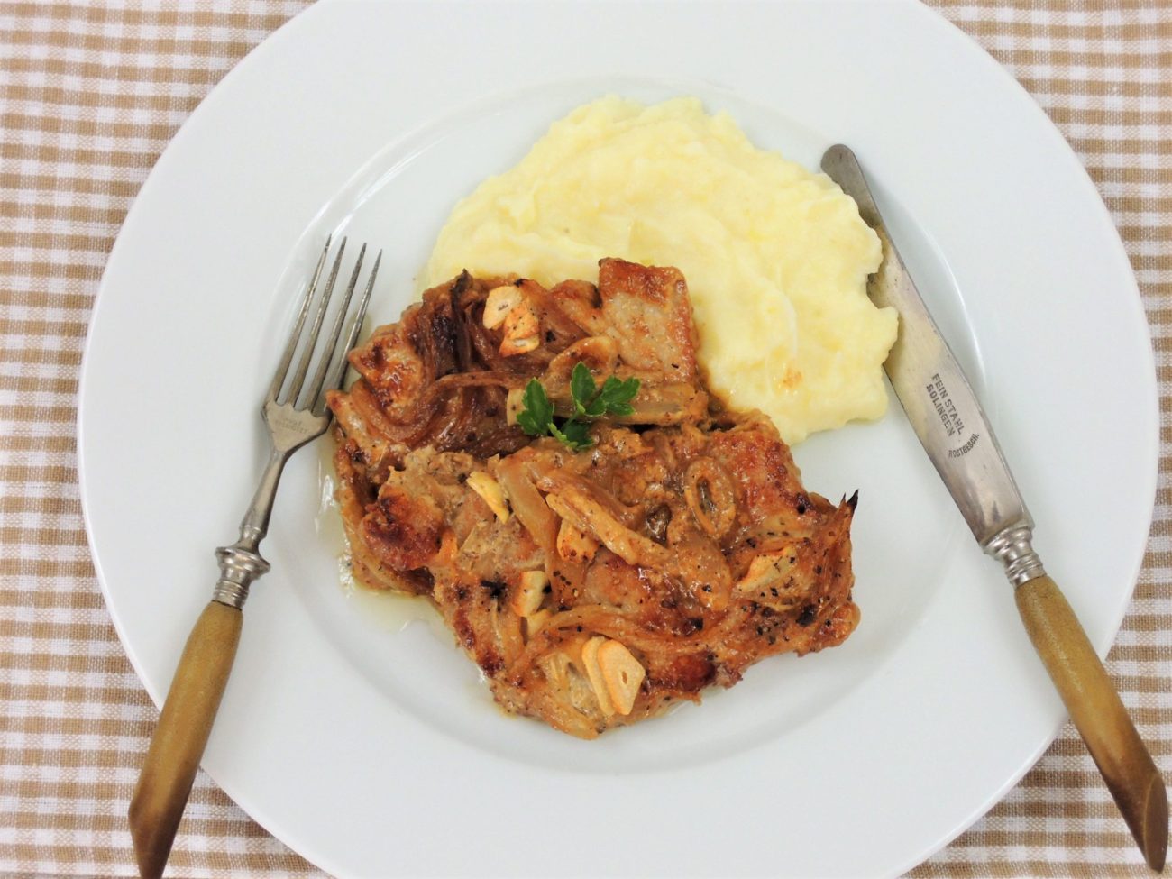 Kotlety zapečené s cibulí a smetanou