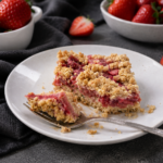 Jahodové crumble řezy