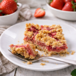 Jahodové crumble řezy