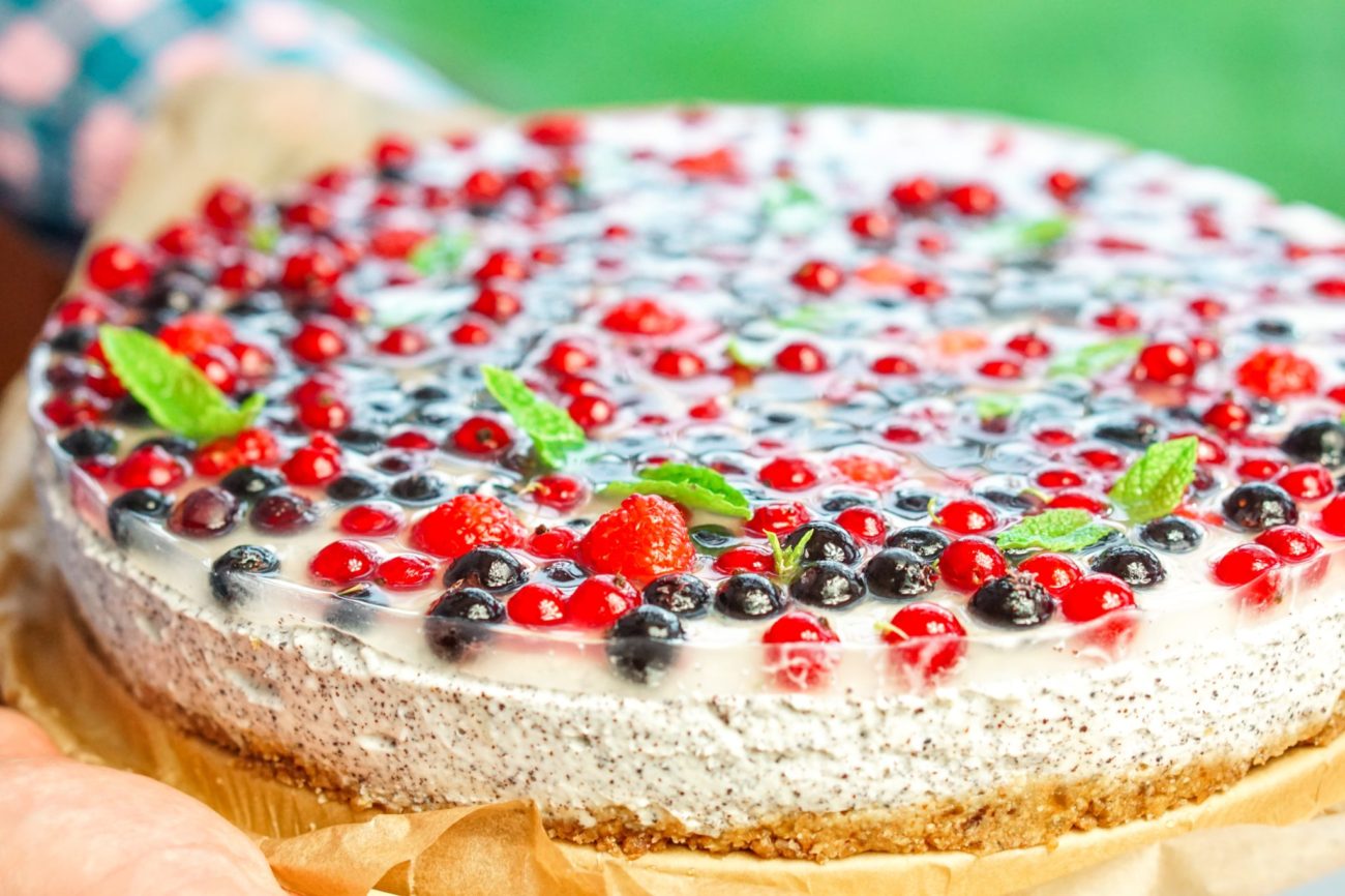 Makový cheesecake s ovocem