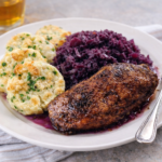 Pečená husí prsa se zelím a karlovarským knedlíkem