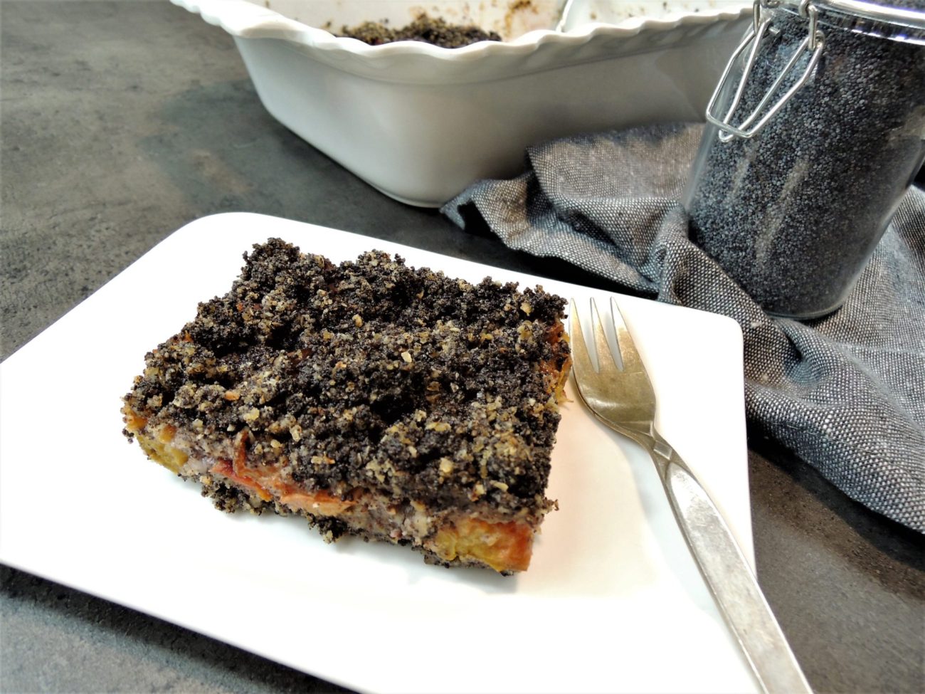 Makové crumble řezy se švestkami