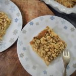 Crumble s rebarborovým pudinkem