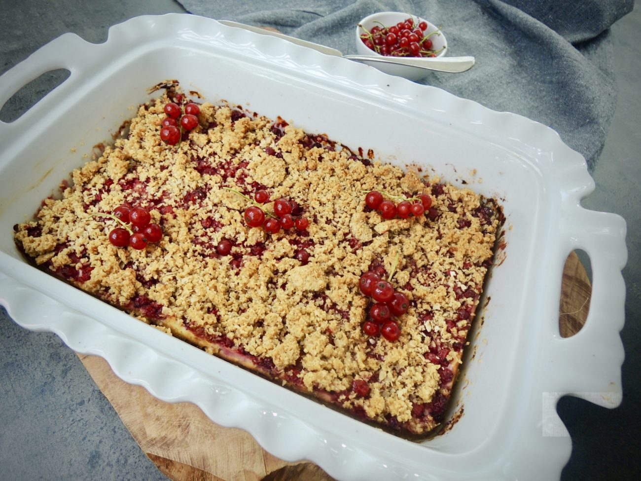 Crumble řezy s tvarohem a rybízem