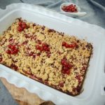 Crumble řezy s tvarohem a rybízem