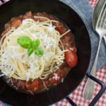 Špagety s omáčkou z tomatů a ančoviček