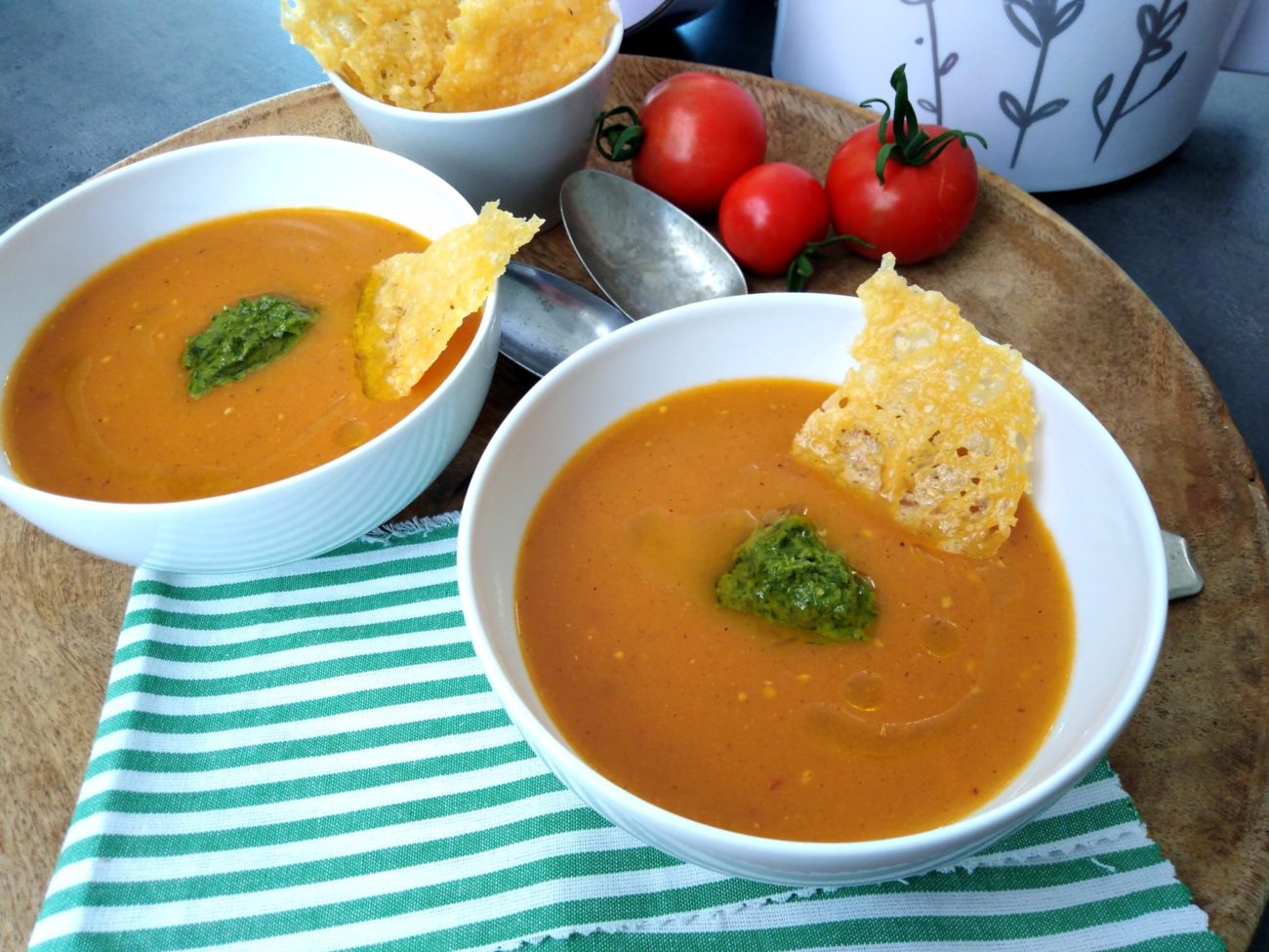 Rajčatová polévka s pestem a parmazánovým chipsem