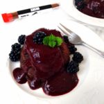 Bezlepkový lávový dortík s chilli kořením a ostružinami