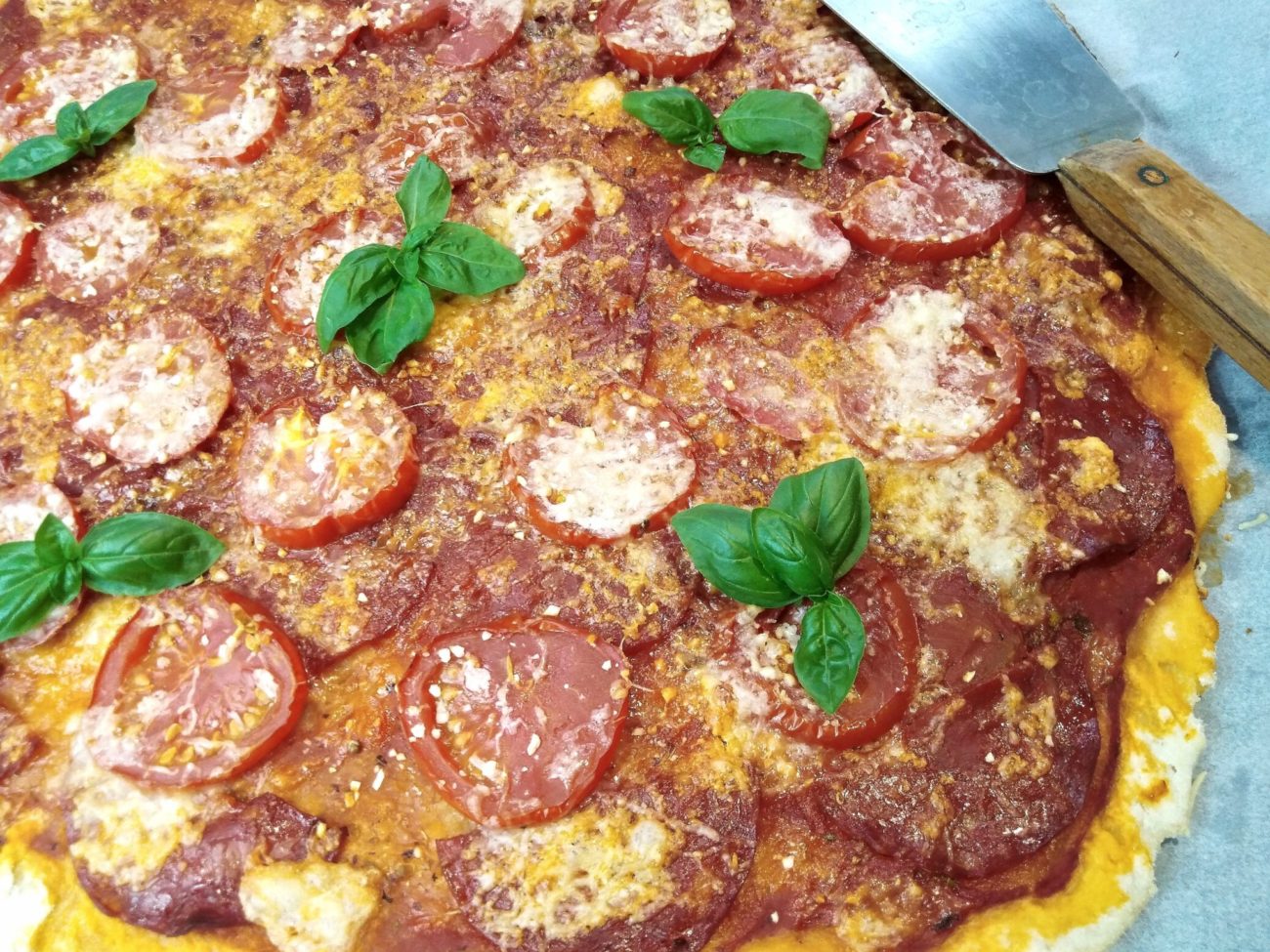 Pizza z kynutého těsta