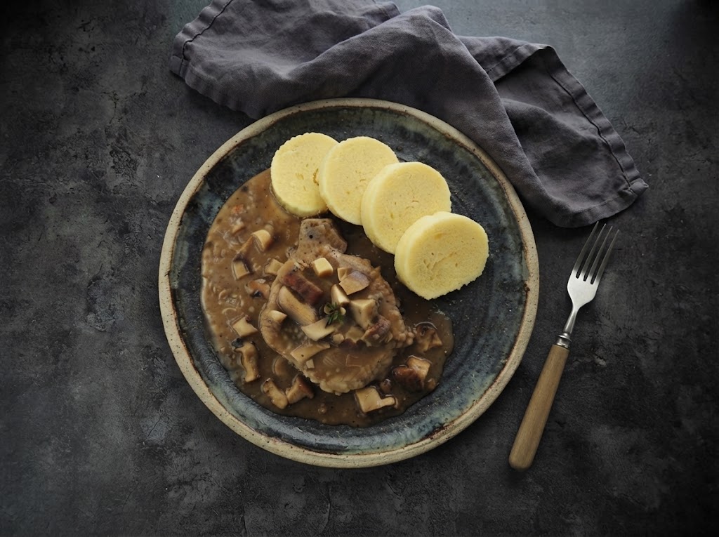 Kotlety na hříbkách s bramborovým knedlíkem