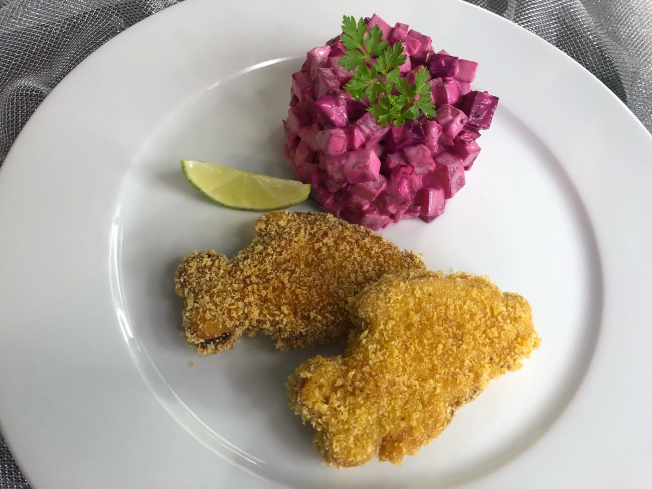 Smažené řízečky z marinovaného tofu se salátem z kořenové zeleniny