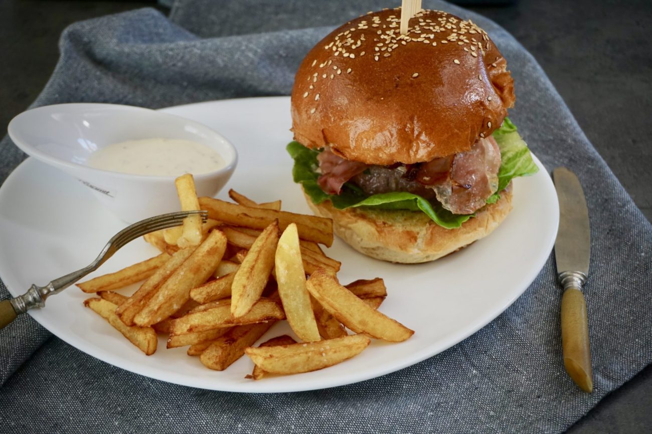 Hamburger s domácími hranolkami