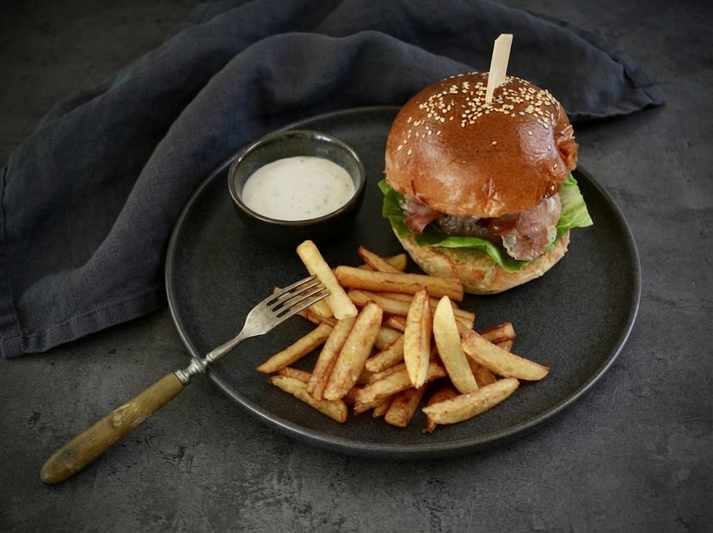 Hamburger s domácími hranolkami