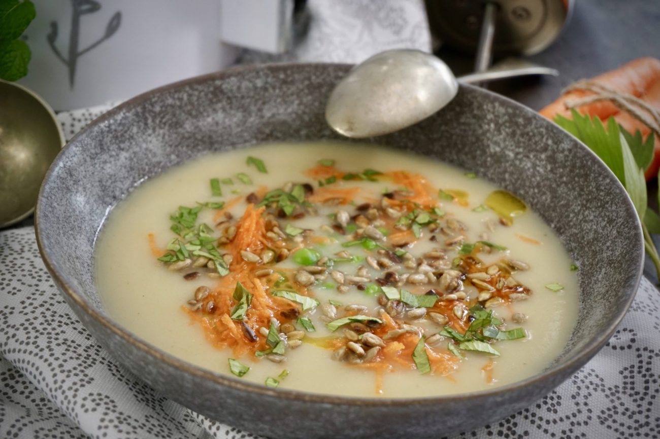 Květáková polévka s hráškem a mrkví