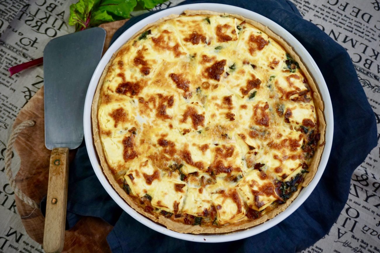 Quiche s listy červené řepy a čerstvým sýrem