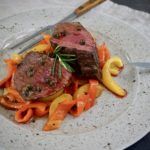 Rumpsteak s pepřovou omáčkou a restovanou paprikou