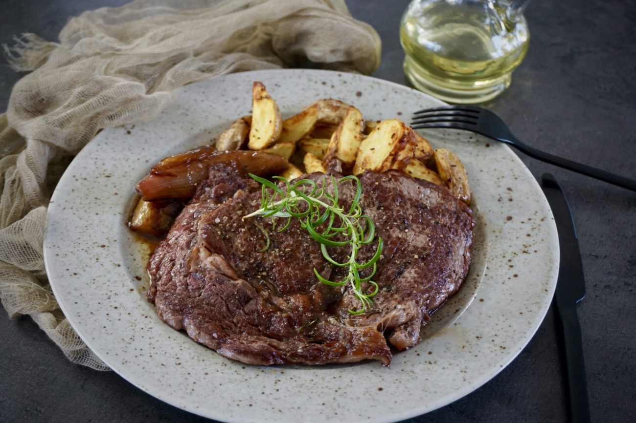 Hovězí steak s pečenými brambory a glazovanou šalotkou