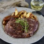 Hovězí steak s pečenými brambory a glazovanou šalotkou