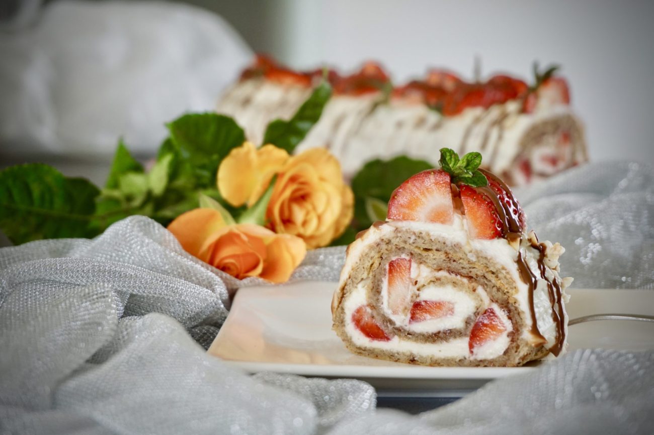 Mandlová roláda s mascarpone a jahodami