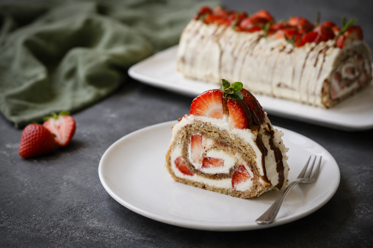 Mandlová roláda s mascarpone a jahodami