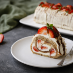Mandlová roláda s mascarpone a jahodami
