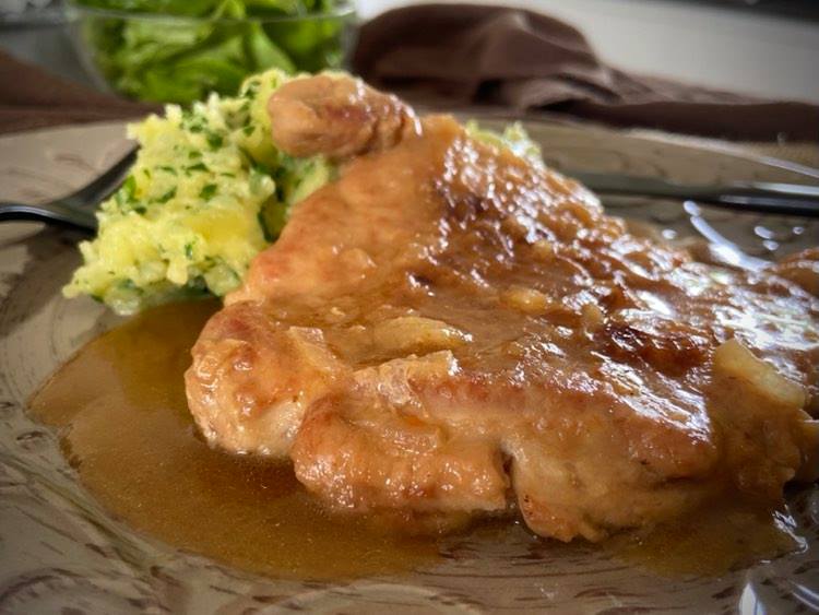 Přírodní kotleta s bylinkovými bramborami