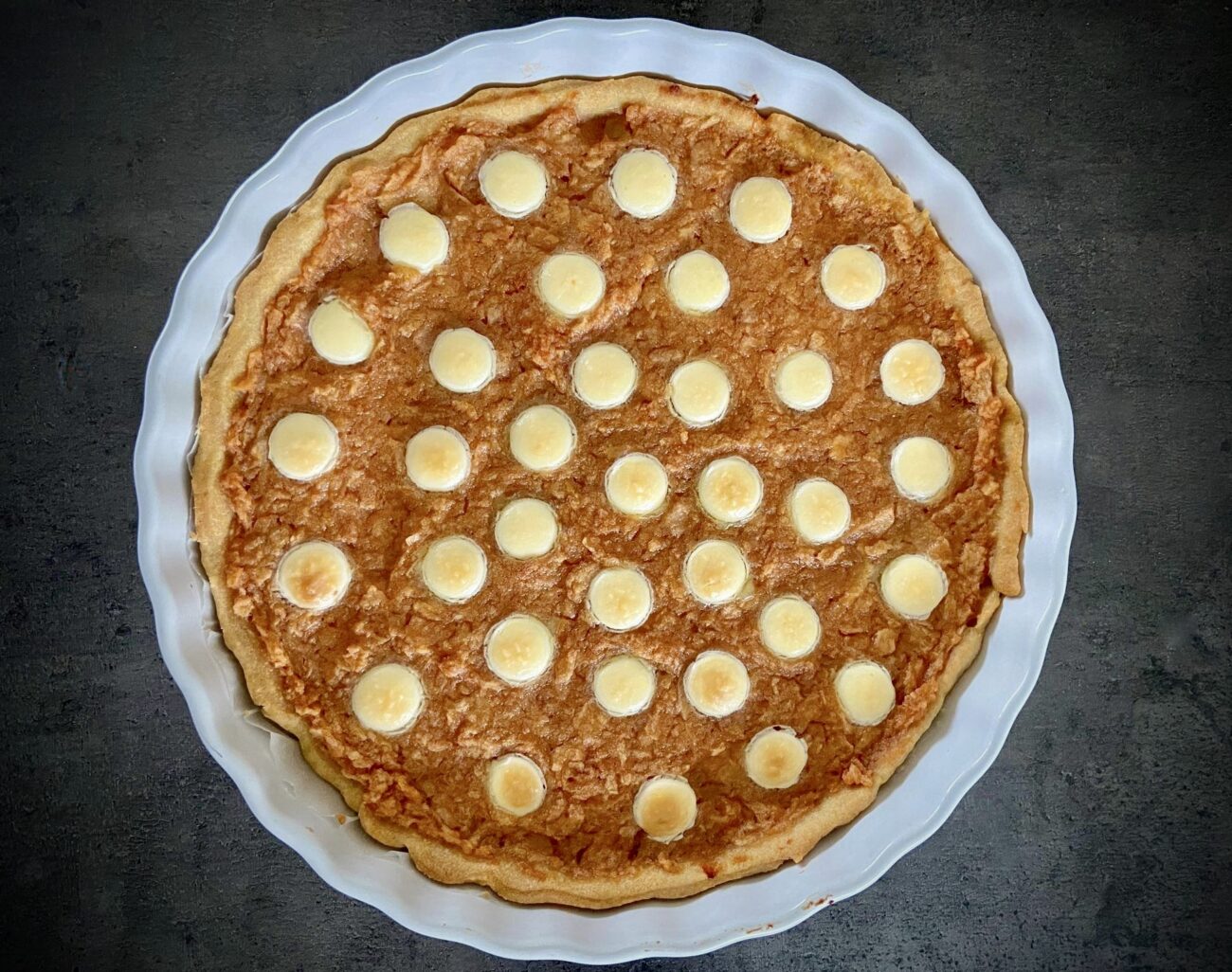 Křehký koláč s jablíčky a koňakem a bílou čokoládou