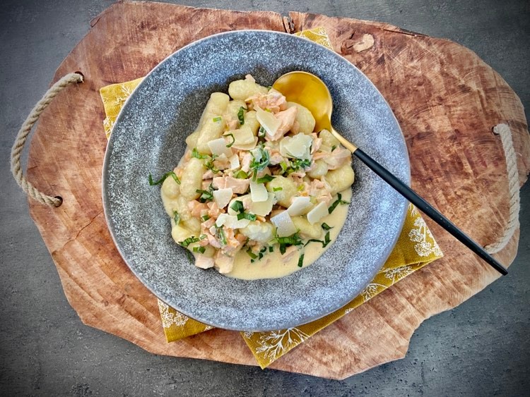 Bramborové gnocchi s lososem a smetanovo-sýrovou omáčkou