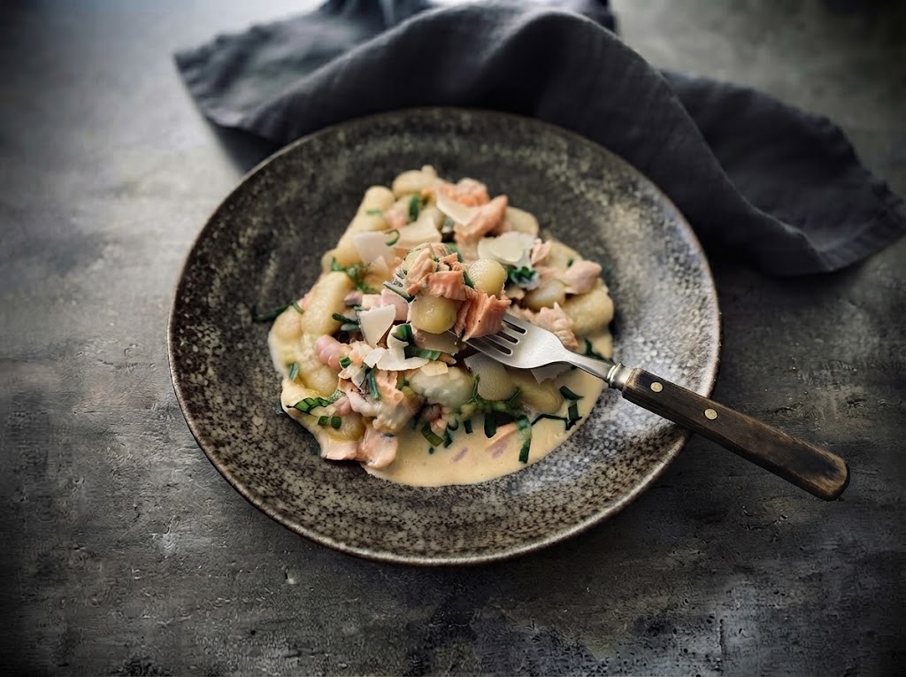 Bramborové gnocchi s lososem a smetanovo-sýrovou omáčkou