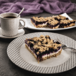 Crumble řezy s tvarohem a borůvkami