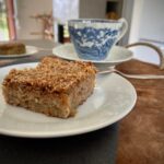 Vrstvený koláč z vloček, ořechů a jablek