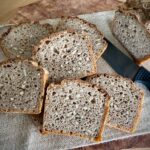 Kváskový chléb ze žitné a pšeničné mouky s ovesnými vločkami