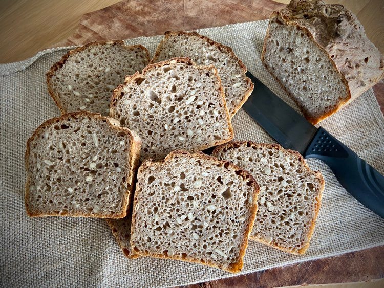 Kváskový chléb ze žitné a pšeničné mouky s ovesnými vločkami
