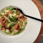 Italské risotto s chřestem, hráškem a slaninou