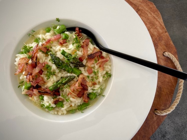 Italské risotto s chřestem, hráškem a slaninou