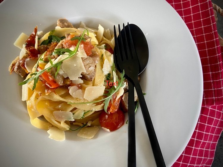 Tagliatelle s vepřovou panenkou a rajčaty