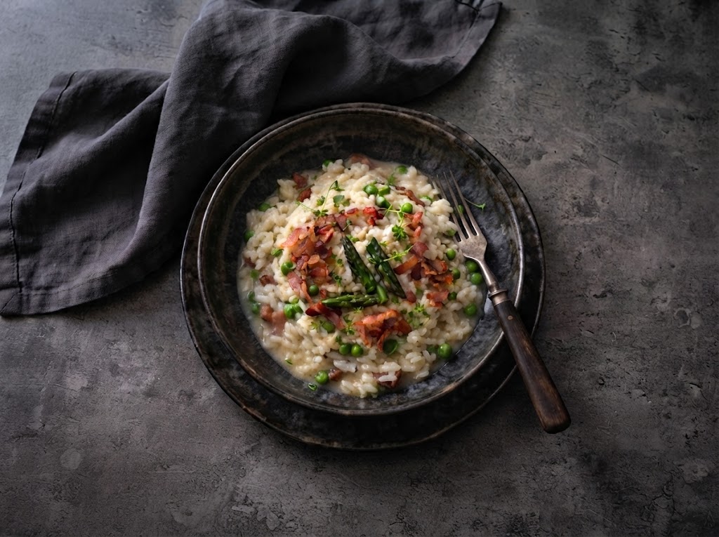 Italské risotto s chřestem, hráškem a slaninou