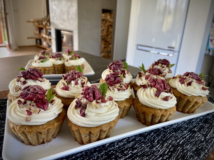 Mrkvové cupcakes s tvarohovým krémem a ořechy