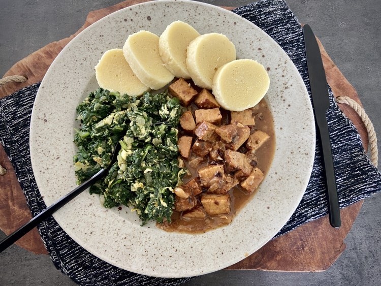 Uzený tempeh na česneku se špenátem a bramborovým knedlíkem