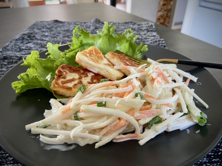 Kedlubnový salát se sýrem Halloumi