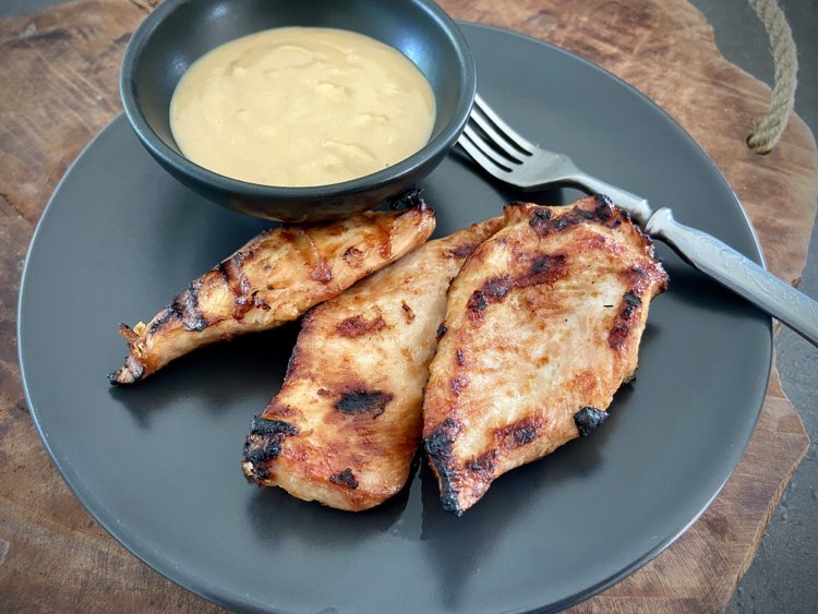 Grilované kuřecí satay s arašídovým dipem