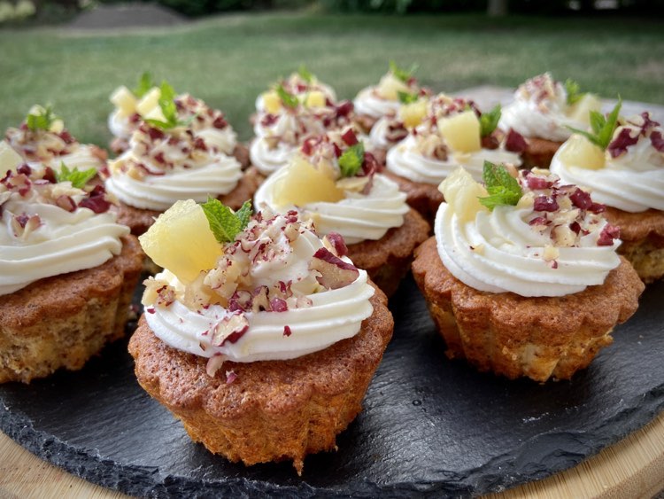Mrkvové cupcaky s ananasem a vlašskými ořechy